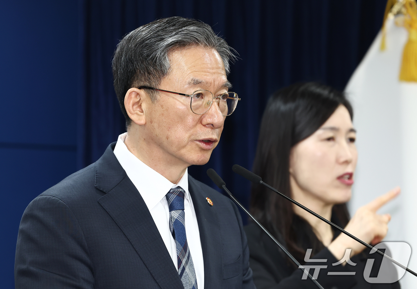 (서울=뉴스1) 김민지 기자 = 정성호 법무부 장관이 23일 서울 종로구 정부서울청사에서 정부가 미국계 사모펀드 엘리엇을 상대로 한 국제투자분쟁(ISDS) 사건 중재 판정의 영국 …