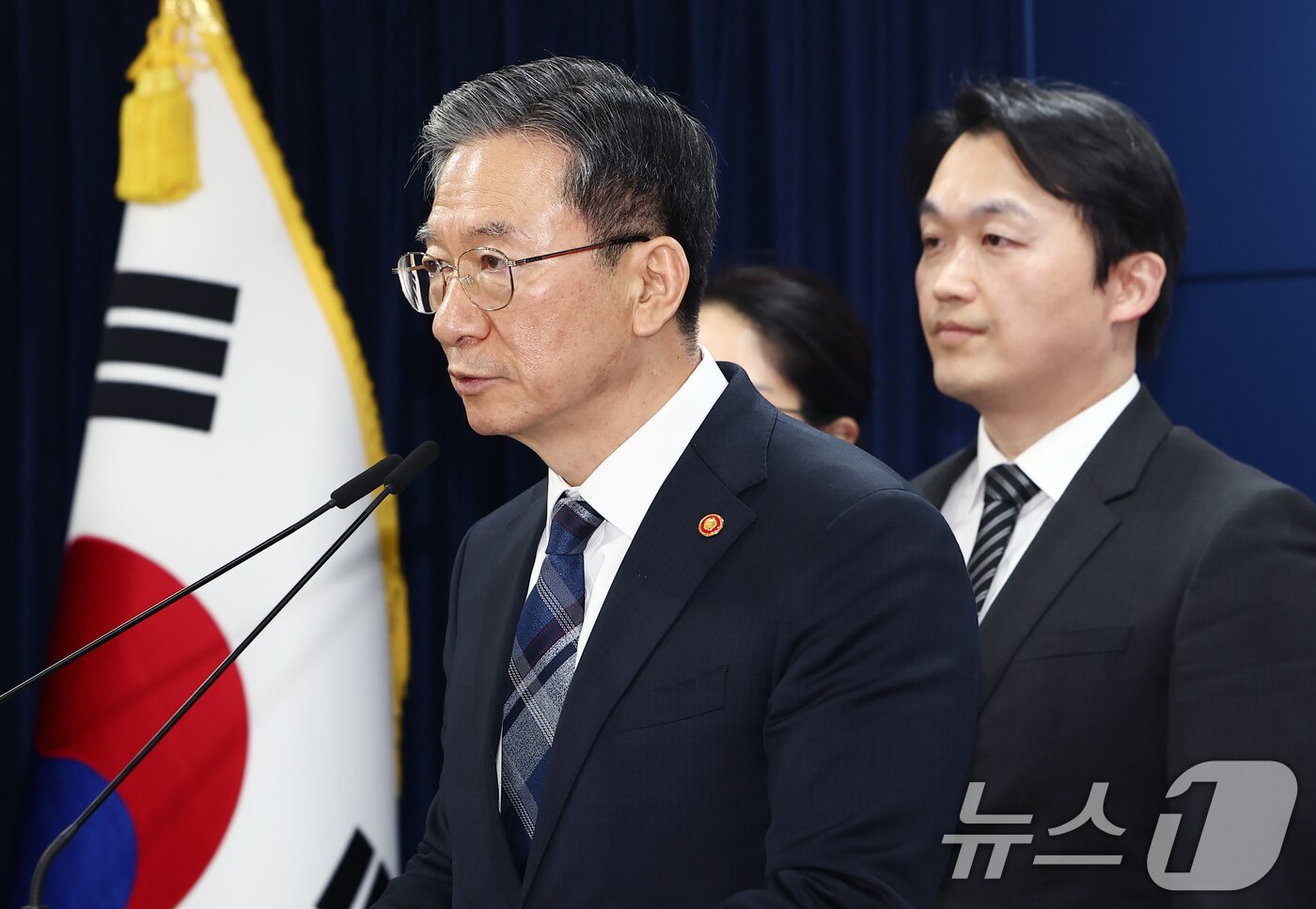 본문 이미지 - 정성호 법무부 장관이 23일 서울 종로구 정부서울청사에서 정부가 미국계 사모펀드 엘리엇을 상대로 한 국제투자분쟁(ISDS) 사건 중재 판정의 영국 법원 취소소송에서 승소한 것과 관련한 브리핑을 하고 있다. 2026.2.23 ⓒ 뉴스1 김민지 기자