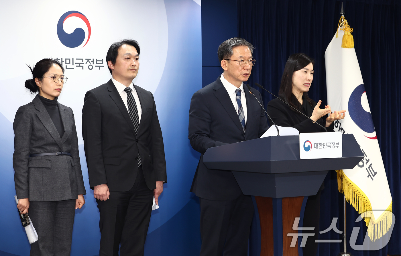 (서울=뉴스1) 김민지 기자 = 정성호 법무부 장관이 23일 서울 종로구 정부서울청사에서 정부가 미국계 사모펀드 엘리엇을 상대로 한 국제투자분쟁(ISDS) 사건 중재 판정의 영국 …