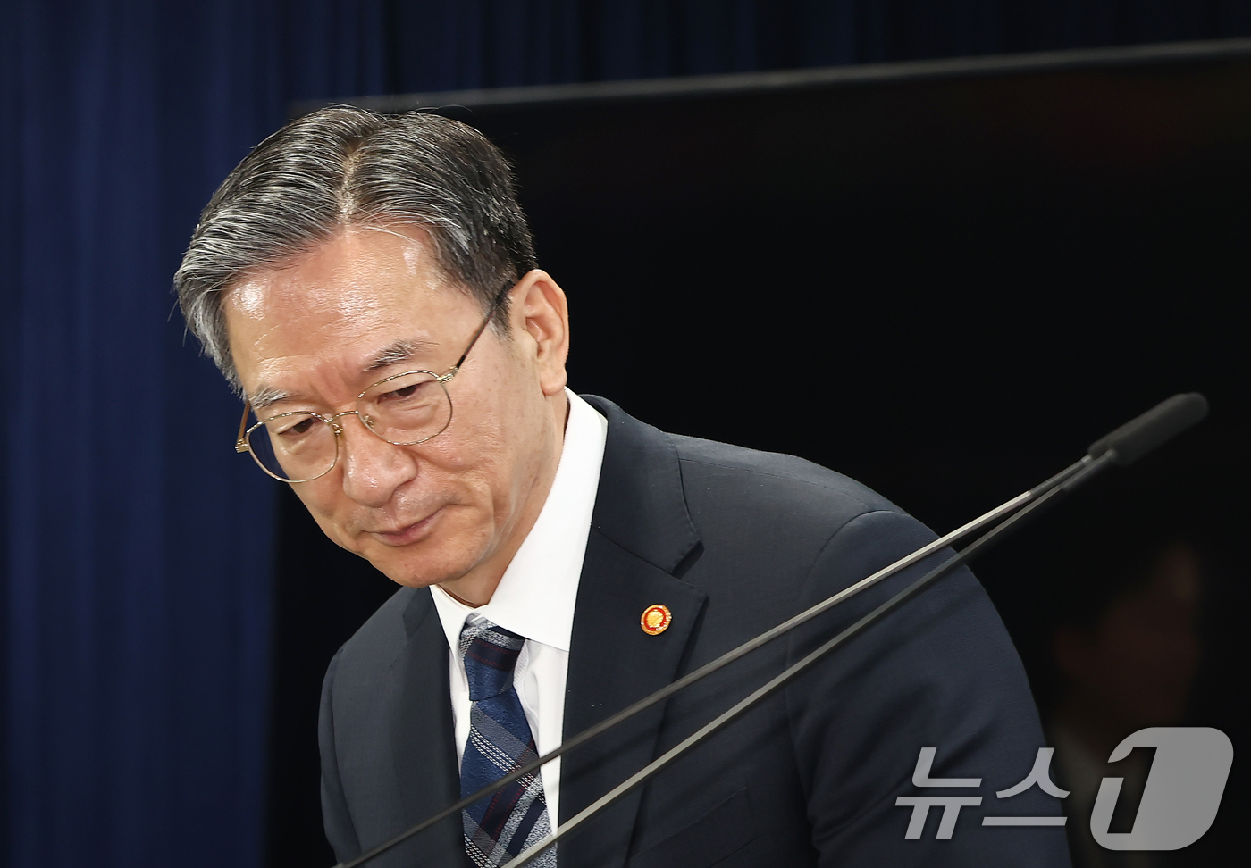 (서울=뉴스1) 김민지 기자 = 정성호 법무부 장관이 23일 서울 종로구 정부서울청사에서 정부가 미국계 사모펀드 엘리엇을 상대로 한 국제투자분쟁(ISDS) 사건 중재 판정의 영국 …