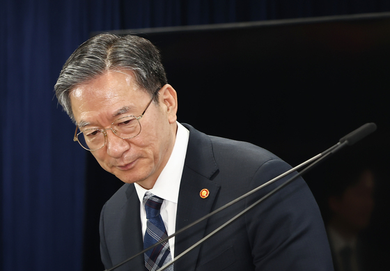 ISDS 중재판정 취소소송 승소 브리핑 참석하는 정성호 장관