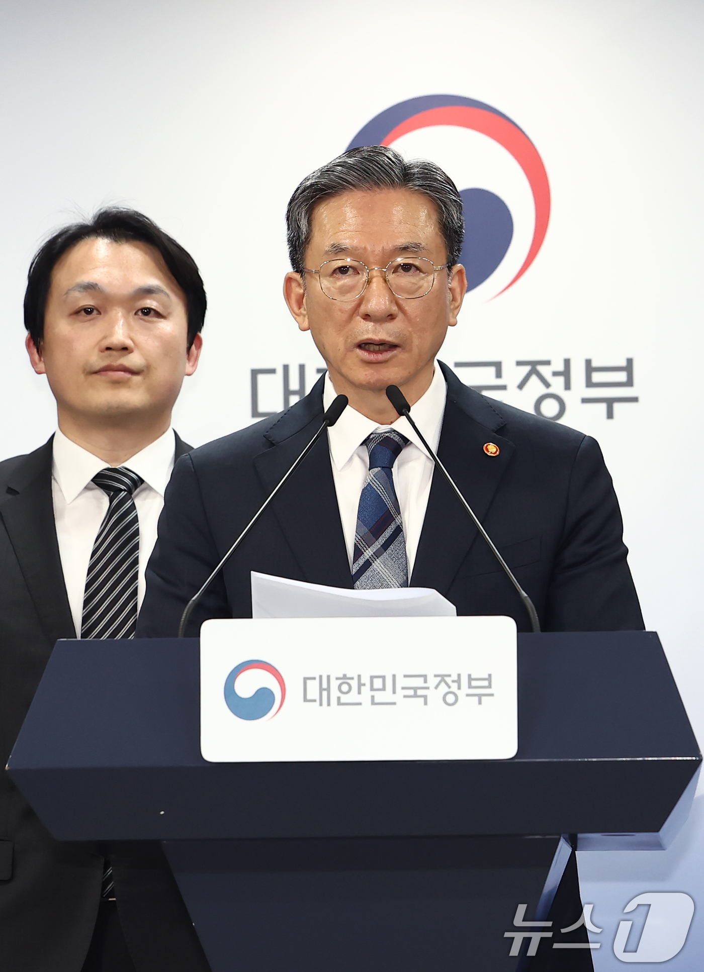 (서울=뉴스1) 김민지 기자 = 정성호 법무부 장관이 23일 서울 종로구 정부서울청사에서 정부가 미국계 사모펀드 엘리엇을 상대로 한 국제투자분쟁(ISDS) 사건 중재 판정의 영국 …