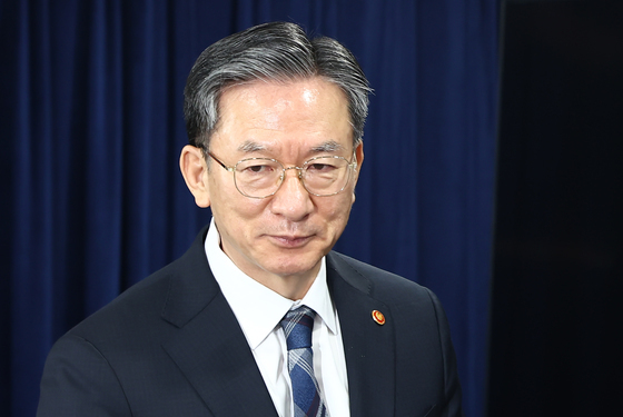 ISDS 중재판정 취소소송 승소 브리핑 참석하는 정성호 장관