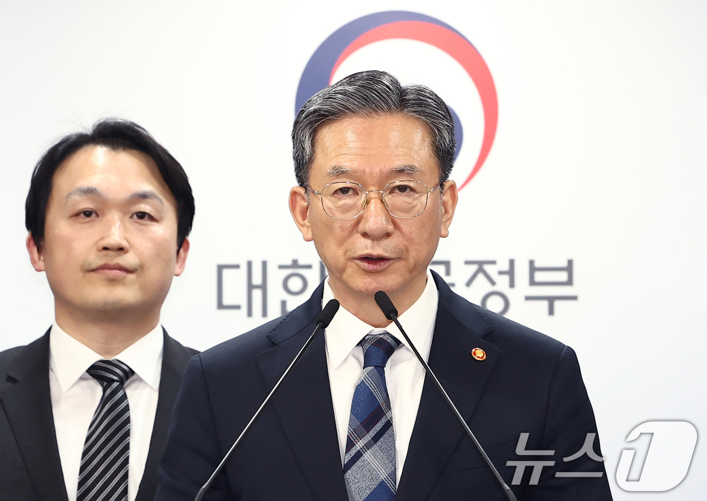 (서울=뉴스1) 김민지 기자 = 정성호 법무부 장관이 23일 서울 종로구 정부서울청사에서 정부가 미국계 사모펀드 엘리엇을 상대로 한 국제투자분쟁(ISDS) 사건 중재 판정의 영국 …