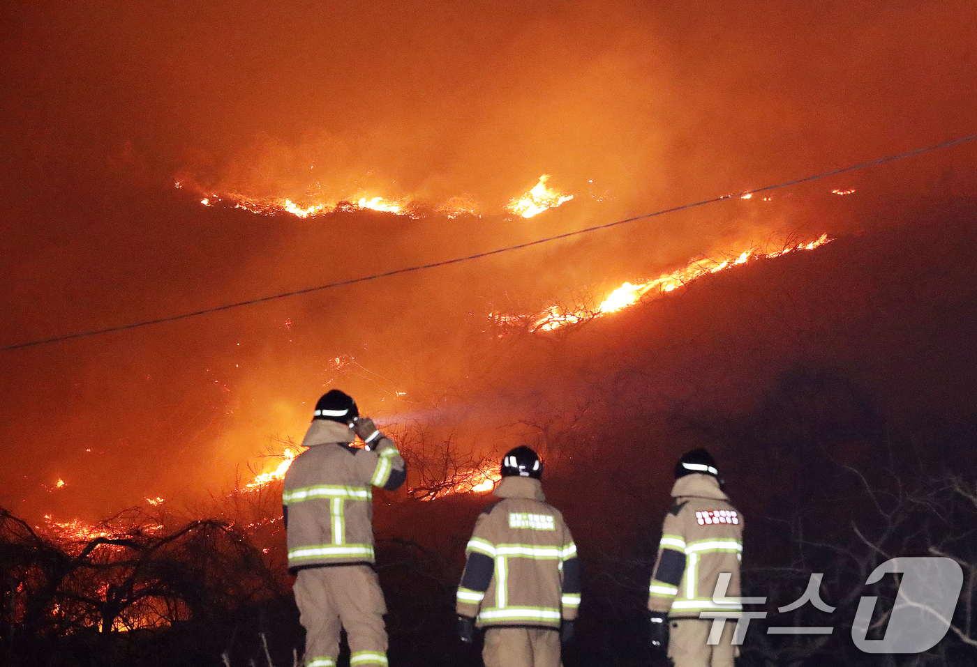 (밀양=뉴스1) 윤일지 기자 = 23일 오후 경남 밀양 삼랑진읍 검세리 한 야산에서 발생한 산불이 강풍에 확산되고 있다.  2026.2.23/뉴스1