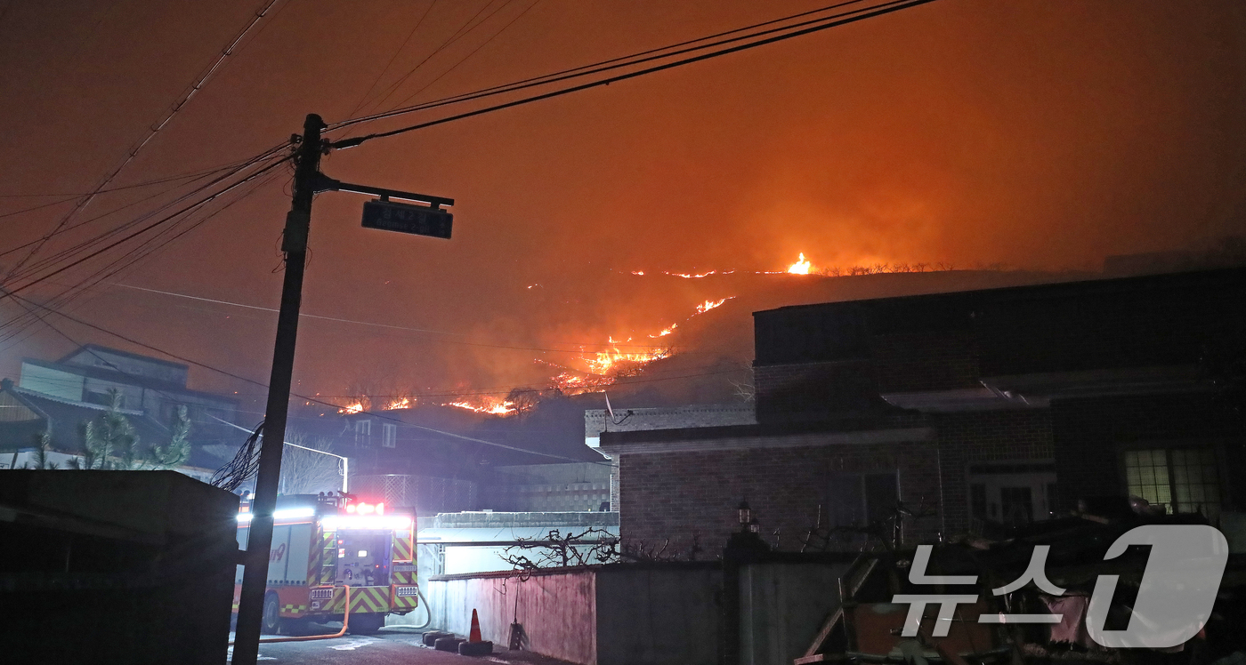 (밀양=뉴스1) 윤일지 기자 = 23일 오후 경남 밀양 삼랑진읍 검세리 한 야산에서 발생한 산불이 강풍에 확산되고 있다.  2026.2.23/뉴스1