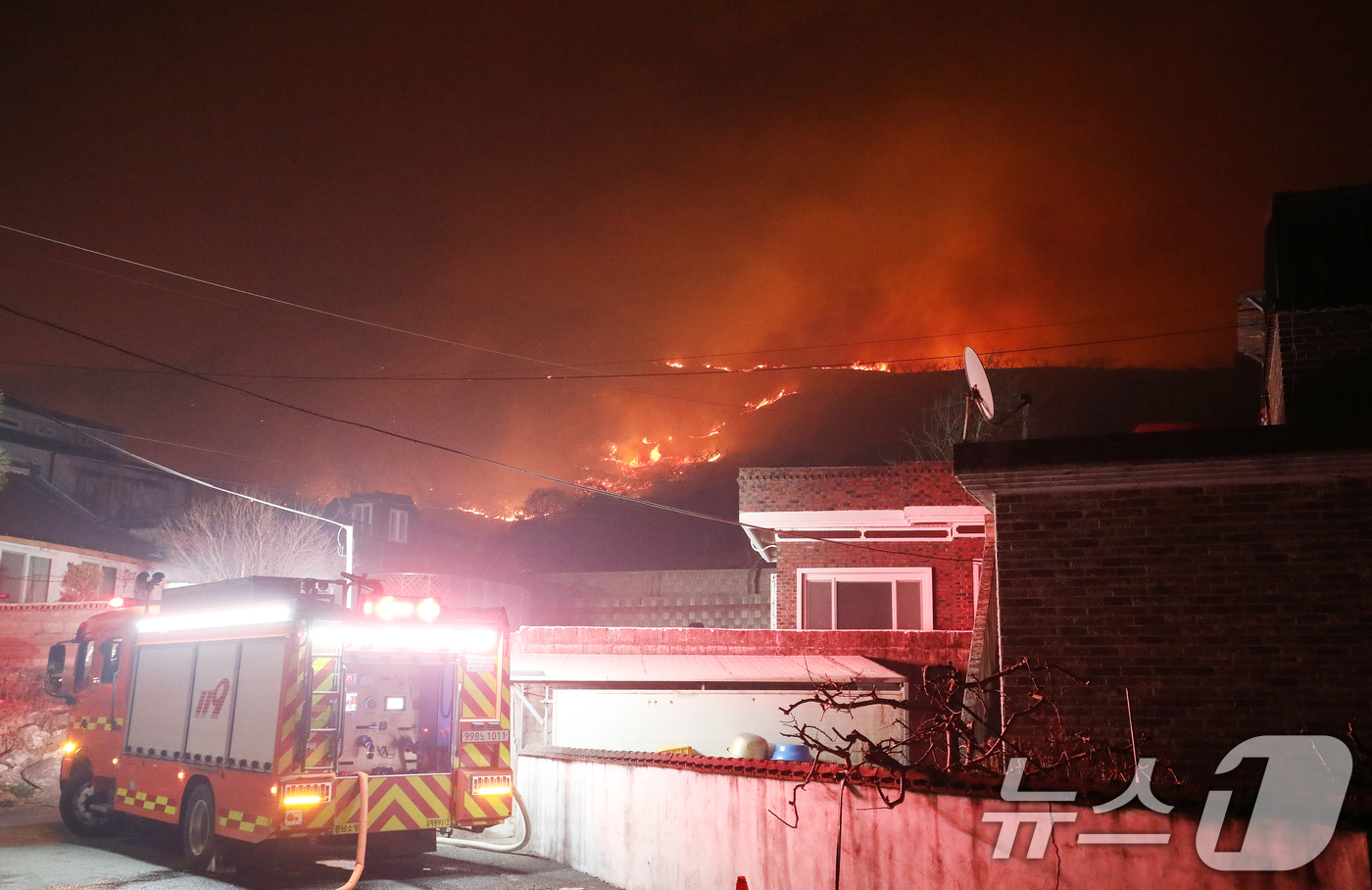 (밀양=뉴스1) 윤일지 기자 = 23일 오후 경남 밀양 삼랑진읍 검세리 한 야산에서 발생한 산불이 강풍에 확산되고 있다.  2026.2.23/뉴스1