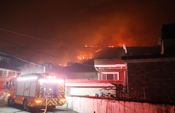 민가 위협 산불