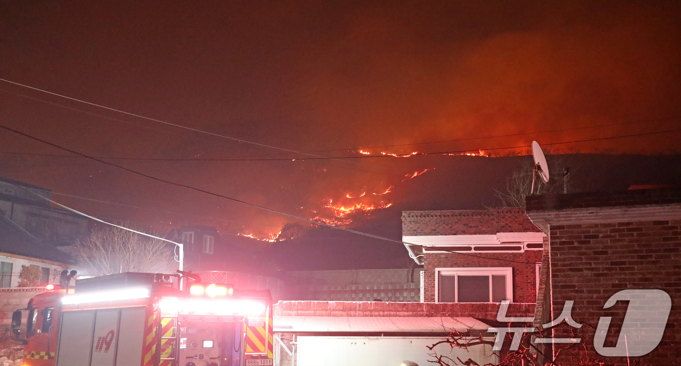 (밀양=뉴스1) 윤일지 기자 = 23일 오후 경남 밀양 삼랑진읍 검세리 한 야산에서 발생한 산불이 강풍에 확산되고 있다.  2026.2.23/뉴스1