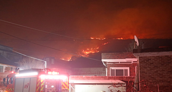 강풍에 번지는 밀양 산불