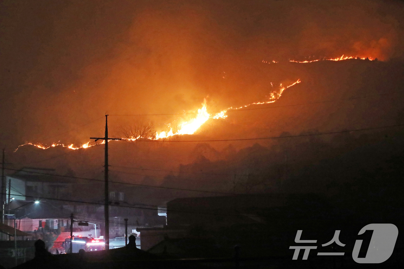 (밀양=뉴스1) 윤일지 기자 = 23일 오후 경남 밀양 삼랑진읍 검세리 한 야산에서 발생한 산불이 강풍에 확산되고 있다.  2026.2.23/뉴스1