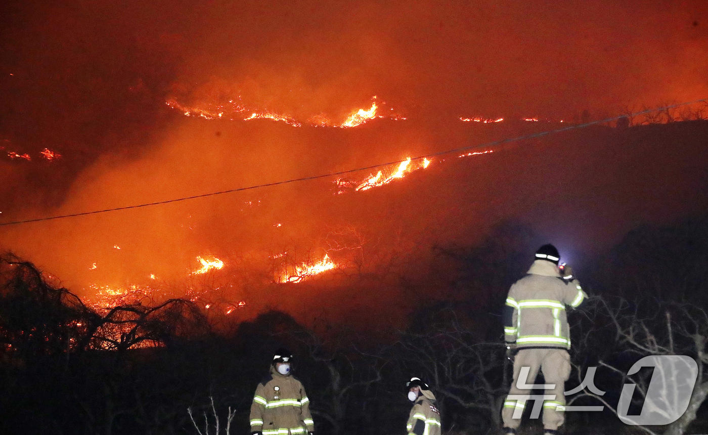 (밀양=뉴스1) 윤일지 기자 = 23일 오후 경남 밀양 삼랑진읍 검세리 한 야산에서 발생한 산불이 강풍에 확산되고 있다.  2026.2.23/뉴스1