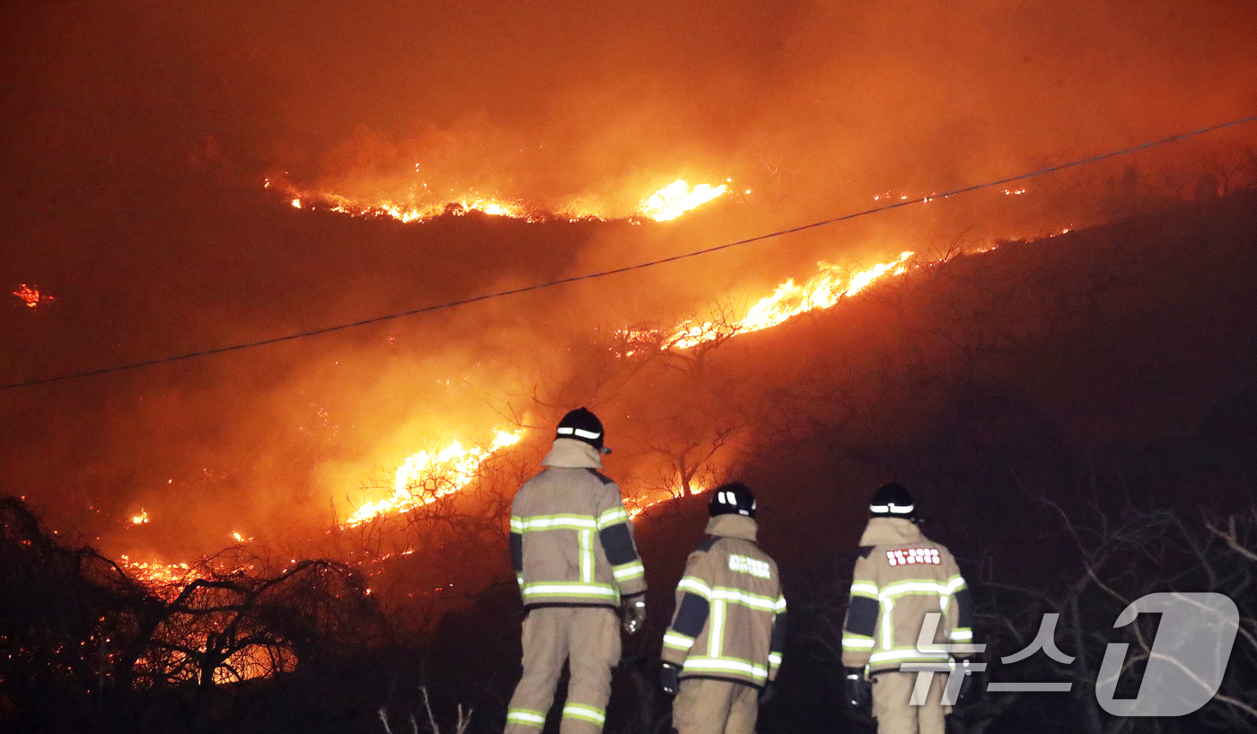 (밀양=뉴스1) 윤일지 기자 = 23일 오후 경남 밀양 삼랑진읍 검세리 한 야산에서 발생한 산불이 강풍에 확산되고 있다.  2026.2.23/뉴스1