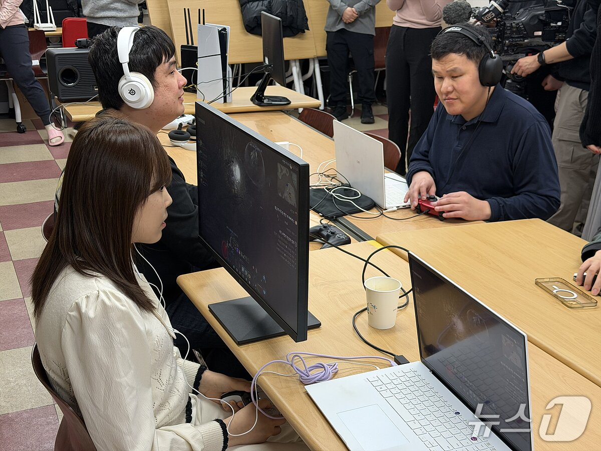 본문 이미지 - 시각장애인 게임 동호회(길드) '오토핀사운드'의 동호회원인 서예림 씨(닉네임 아이린, 31·여)가 길잡이 역할을 하는 모습. 2026.2.20 ⓒ 뉴스1 이기범 기자