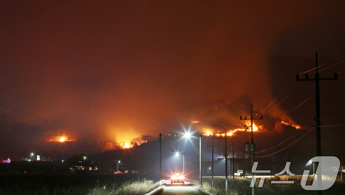 (밀양=뉴스1) 윤일지 기자 = 23일 오후 경남 밀양 삼랑진읍 검세리 한 야산에서 발생한 산불이 강풍에 확산되고 있다.  2026.2.23/뉴스1