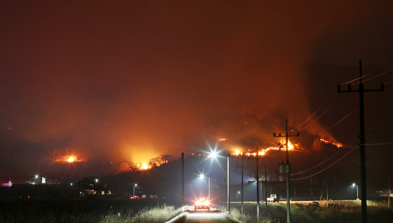 밀양 산불, 강풍에 확산