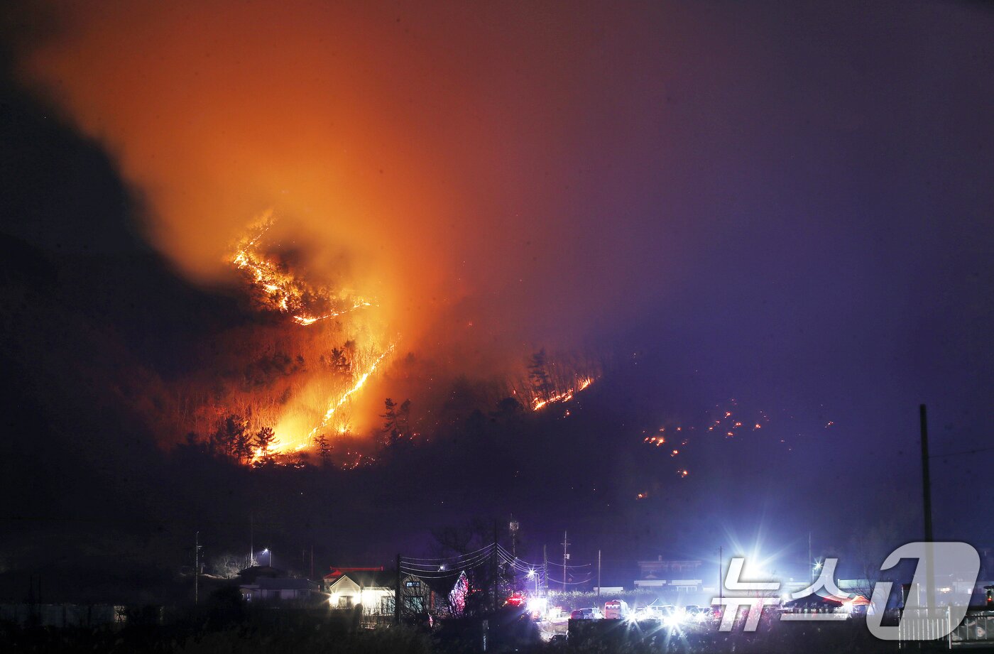 본문 이미지 - 23일 오후 경남 밀양 삼랑진읍 검세리 한 야산에서 발생한 산불이 강풍에 확산되고 있다. 2026.2.23 ⓒ 뉴스1 윤일지 기자