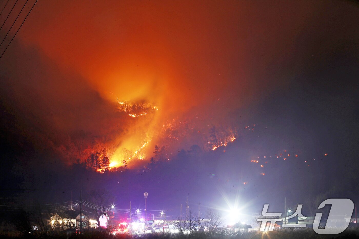 본문 이미지 - 23일 오후 경남 밀양 삼랑진읍 검세리 한 야산에서 발생한 산불이 강풍에 확산되고 있다. 2026.2.23 ⓒ 뉴스1 윤일지 기자