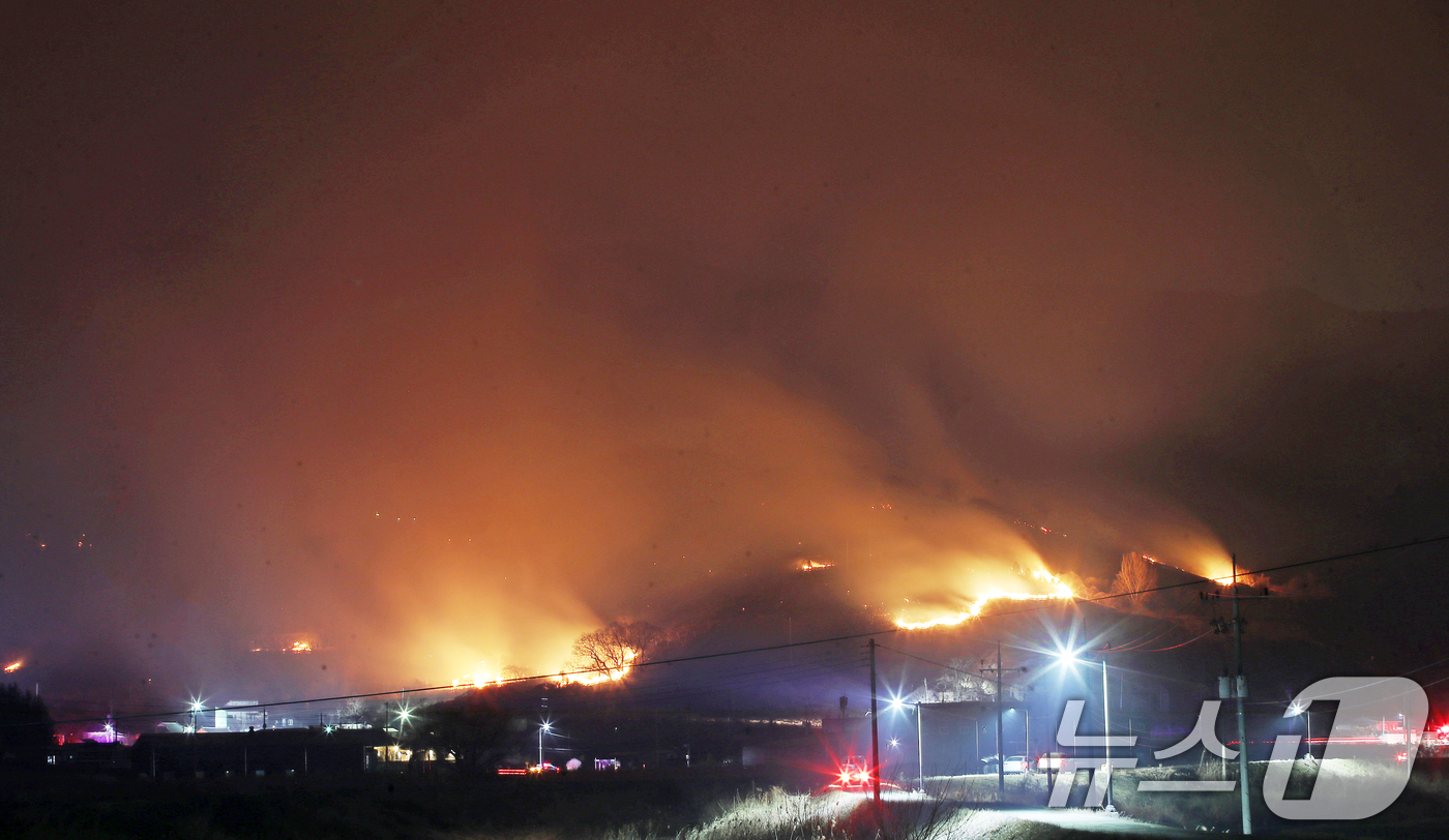 (밀양=뉴스1) 윤일지 기자 = 23일 오후 경남 밀양 삼랑진읍 검세리 한 야산에서 발생한 산불이 강풍에 확산되고 있다.  2026.2.23/뉴스1