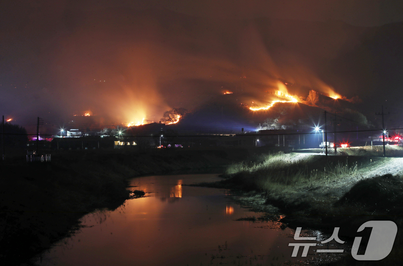 (밀양=뉴스1) 윤일지 기자 = 23일 오후 경남 밀양 삼랑진읍 검세리 한 야산에서 발생한 산불이 강풍에 확산되고 있다.  2026.2.23/뉴스1