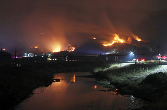 민가 바로 뒤 산불