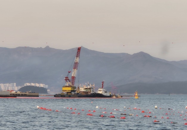 창원 실리도 해상서 바지선이 고압선 절단…섬 43가구 정전