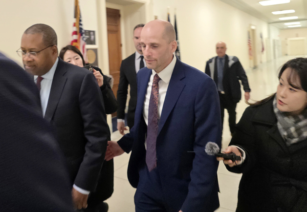 쿠팡, 트럼프 복심 내세워 "한미 가교 역할"…정부와 평행선 끝낼까