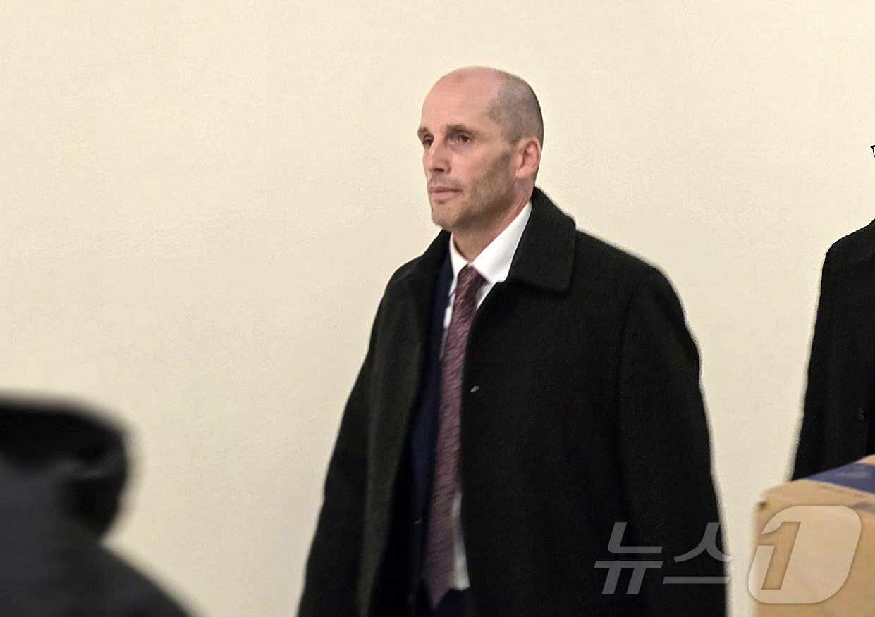 (워싱턴=뉴스1) 류정민 특파원 = 해롤드 로저스 한국 쿠팡 임시대표가 23일(현지시간) 워싱턴DC 의사당에서 열린 한국의 쿠팡 차별 대우에 대한 미 하원 조사에서 증언한 후 귀가 …