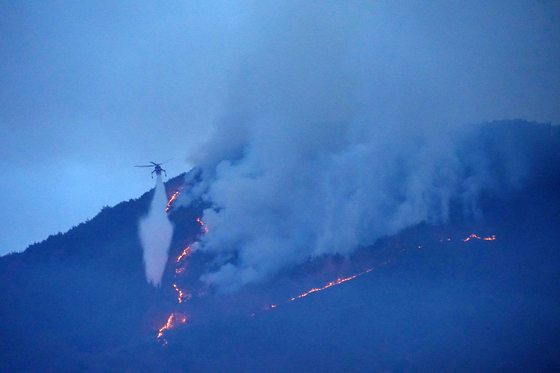 일출 후 밀양 산불 진화하는 산림청 산불진화헬기