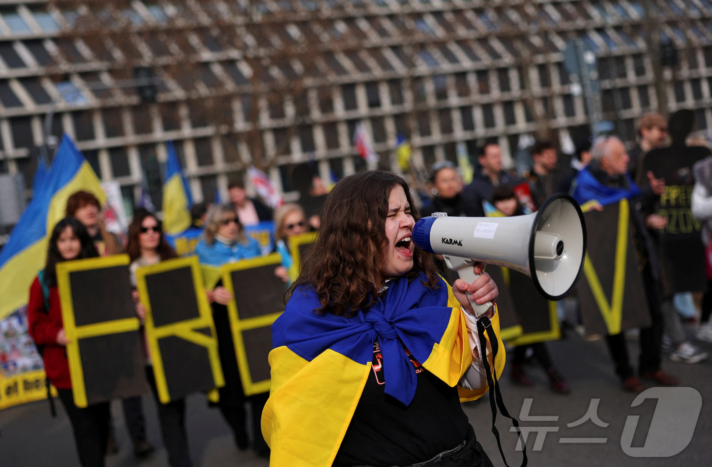 (밀라노 로이터=뉴스1) 양은하 기자 = 22일(현지시간) 러시아의 우크라이나 침공 4주년을 맞아 이탈리아 밀라노에서 친우크라이나 집회가 열렸다. 2026. 02. 22. ⓒ 로이 …