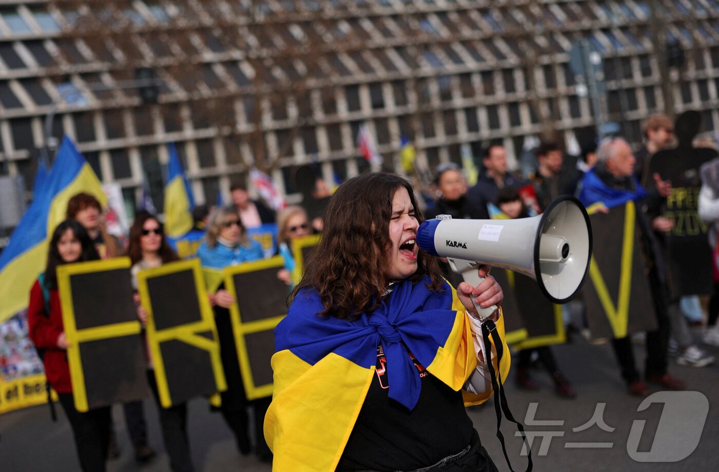 본문 이미지 - 22일(현지시간) 러시아의 우크라이나 침공 4주년을 맞아 이탈리아 밀라노에서 친우크라이나 집회가 열렸다. 2026. 02. 22. ⓒ 로이터=뉴스1 