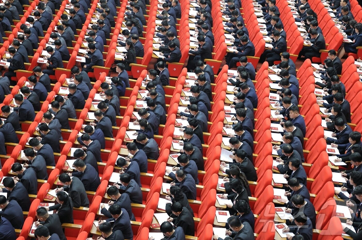 본문 이미지 - (평양 노동신문=뉴스1) = 북한의 9차 노동당 대회가 진행 중인 평양 4·25문화회관 회의장. [국내에서만 사용가능. 재배포 금지. DB 금지. For Use Only in the Republic of Korea. Redistribution Prohibited] rodongphoto@news1.kr