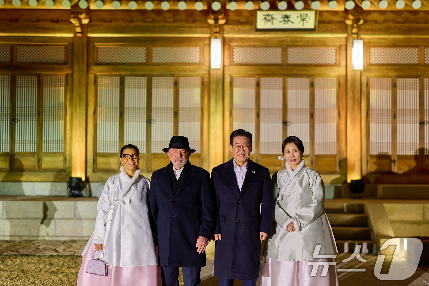 (서울=뉴스1) 이재명 기자 = 이재명 대통령과 루이스 이나시우 룰라 다시우바 브라질 대통령이 23일 청와대 상춘재에서 기념촬영을 하고 있다.왼쪽부터 룰라 대통령 부인 호잔젤라 다 …