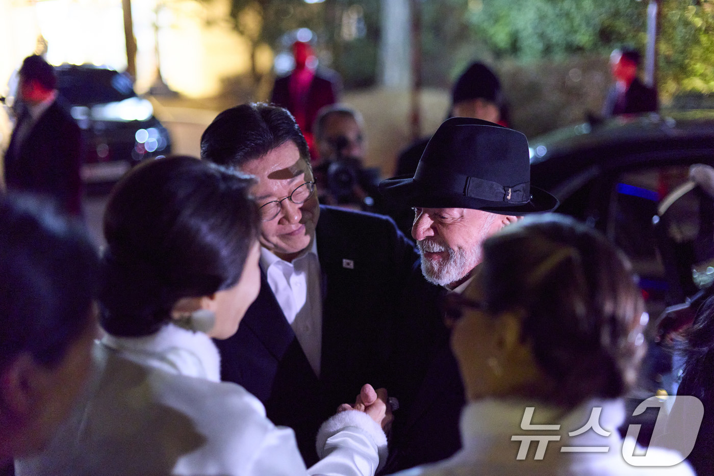 (서울=뉴스1) 이재명 기자 = 이재명 대통령과 김혜경 여사가 23일 청와대에서 열린 친교일정을 마친 후  루이스 이나시우 룰라 다시우바 브라질 대통령 내외를 환송하고 있다. (청 …