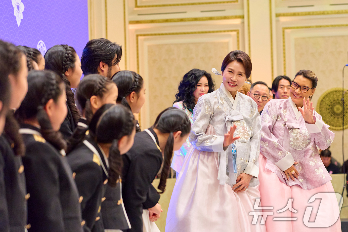 (서울=뉴스1) 이재명 기자 = 김혜경 여사와 루이스 이나시우 룰라 다시우바 브라질 대통령 부인 호잔젤라 다시우바 여사가 23일 청와대에서 열린 국빈 방한 환영 만찬에서 어린이들에 …