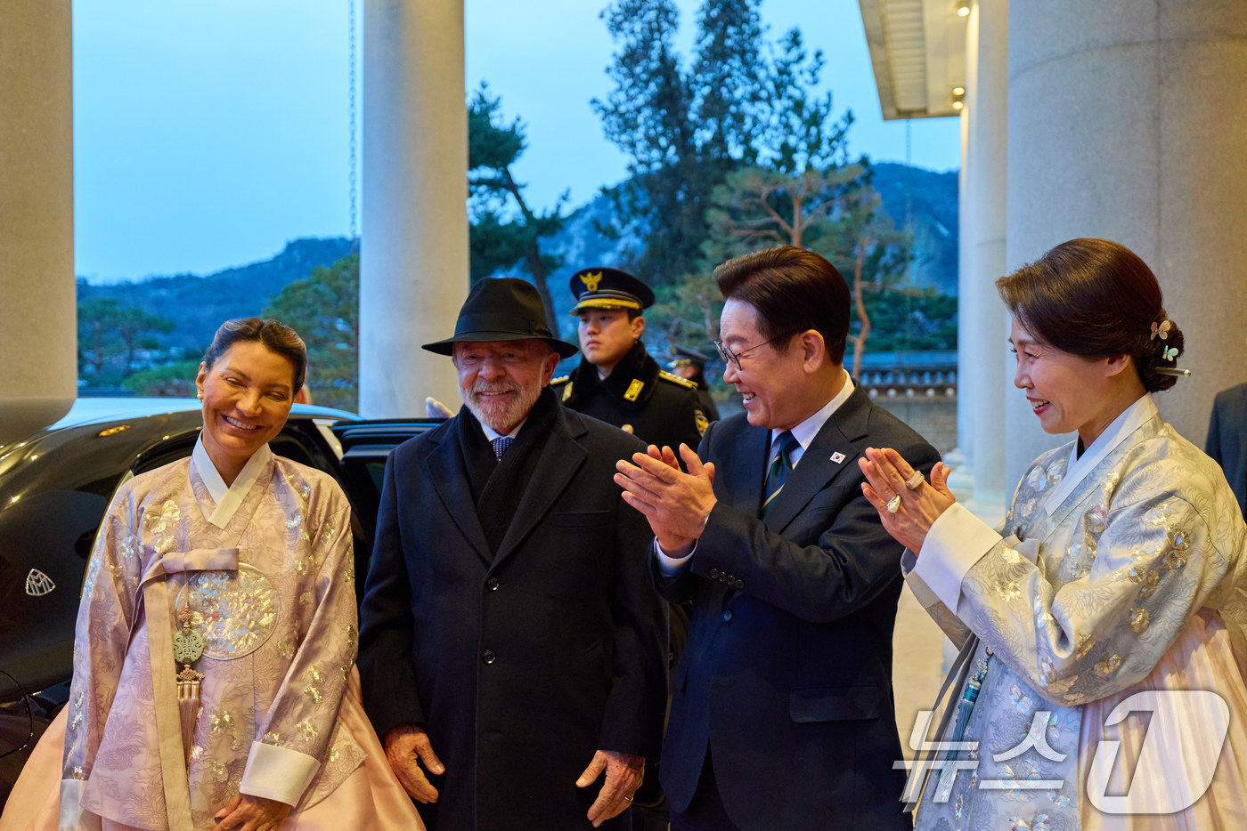 (서울=뉴스1) 이재명 기자 = 이재명 대통령과 김혜경 여사가 23일 청와대에서 열린 국빈 방한 환영 만찬에서 루이스 이나시우 룰라 다시우바 브라질 대통령 내외를 맞이하고 있다. …