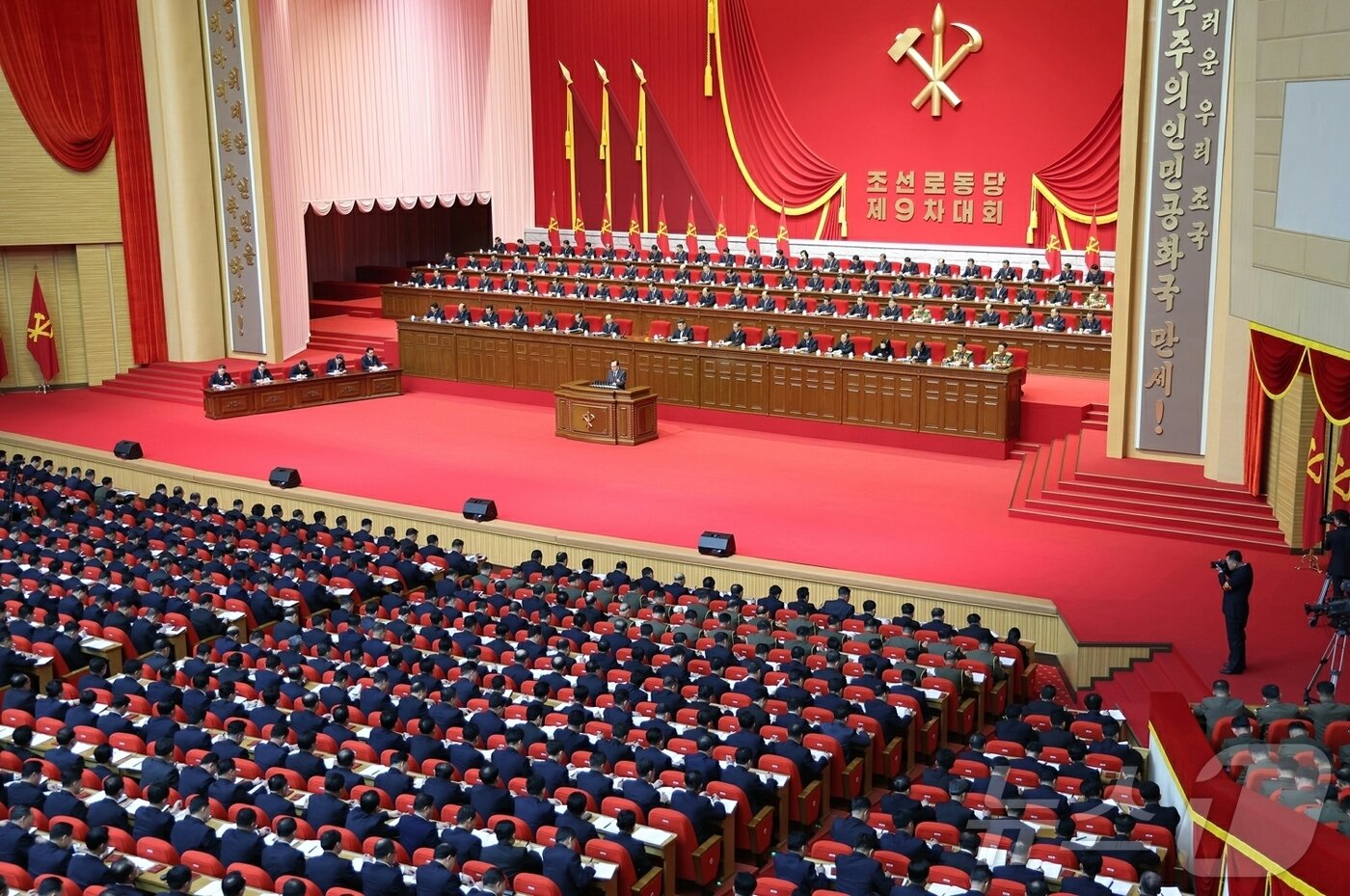 본문 이미지 - (평양 노동신문=뉴스1) = 지난 23일 노동당 중앙위원회 본부에서 당 제9차 대회 5일차 회의가 진행 중인 모습 [국내에서만 사용가능. 재배포 금지. DB 금지. For Use Only in the Republic of Korea. Redistribution Prohibited] rodongphoto@news1.kr