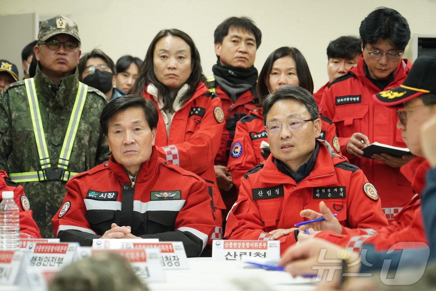 본문 이미지 - 박은식 산림청장 직무대리는 23일 오후 경상남도 밀양시에서 발생한 산불 현장을 찾아 산불 확산 차단과 민간 피해 예방을 위한 선제적 대응 방안을 점검하고 관계자들과 진화 전략을 논의했다. (산림청 제공. 재판매 및 DB금지) 2026.2.24 ⓒ 뉴스1 이동원 기자