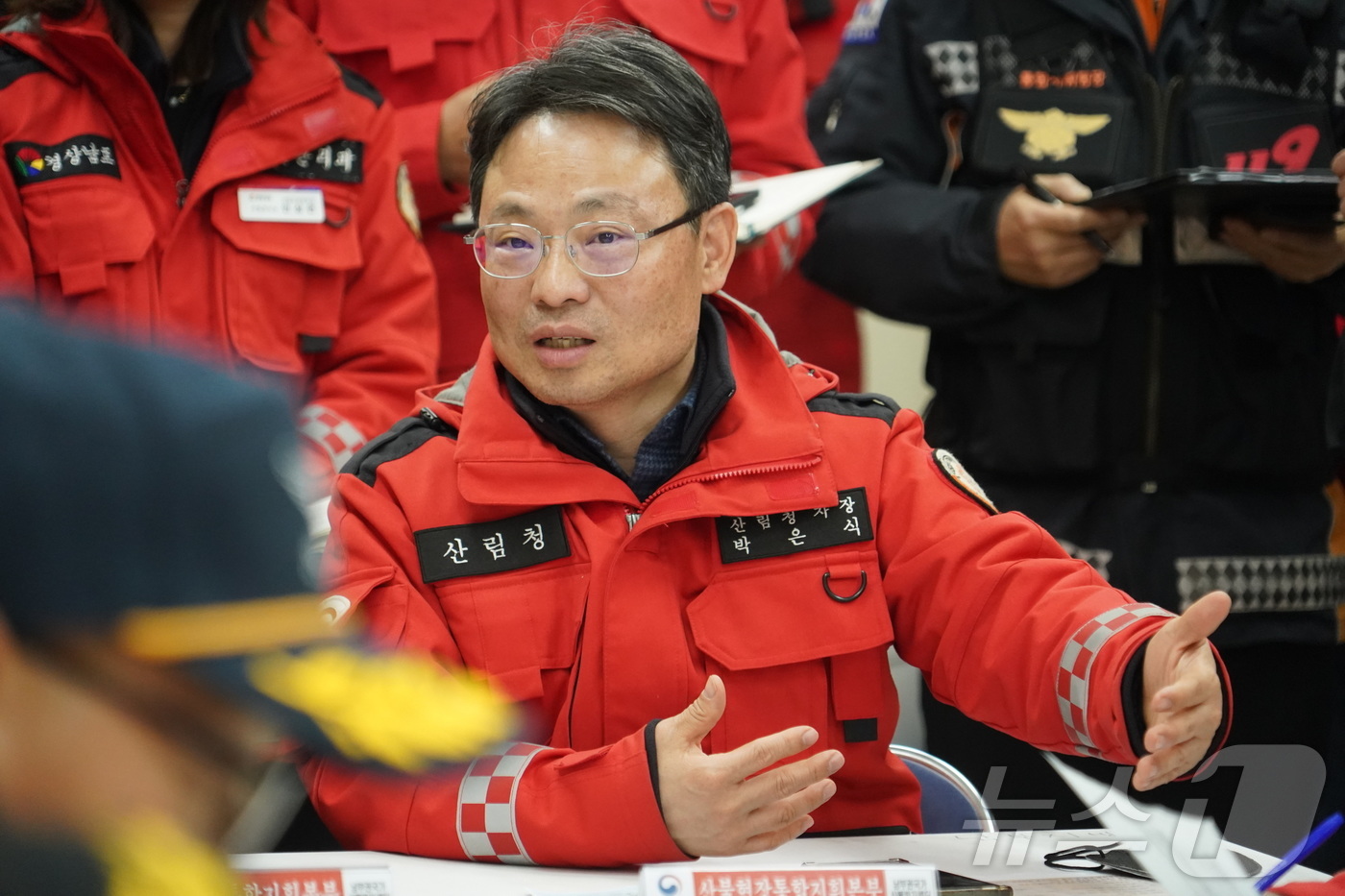 (대전=뉴스1) 이동원 기자 = 박은식 산림청장 직무대리는 23일 오후 경상남도 밀양시에서 발생한 산불 현장을 찾아 산불 확산 차단과 민간 피해 예방을 위한 선제적 대응 방안을 점 …