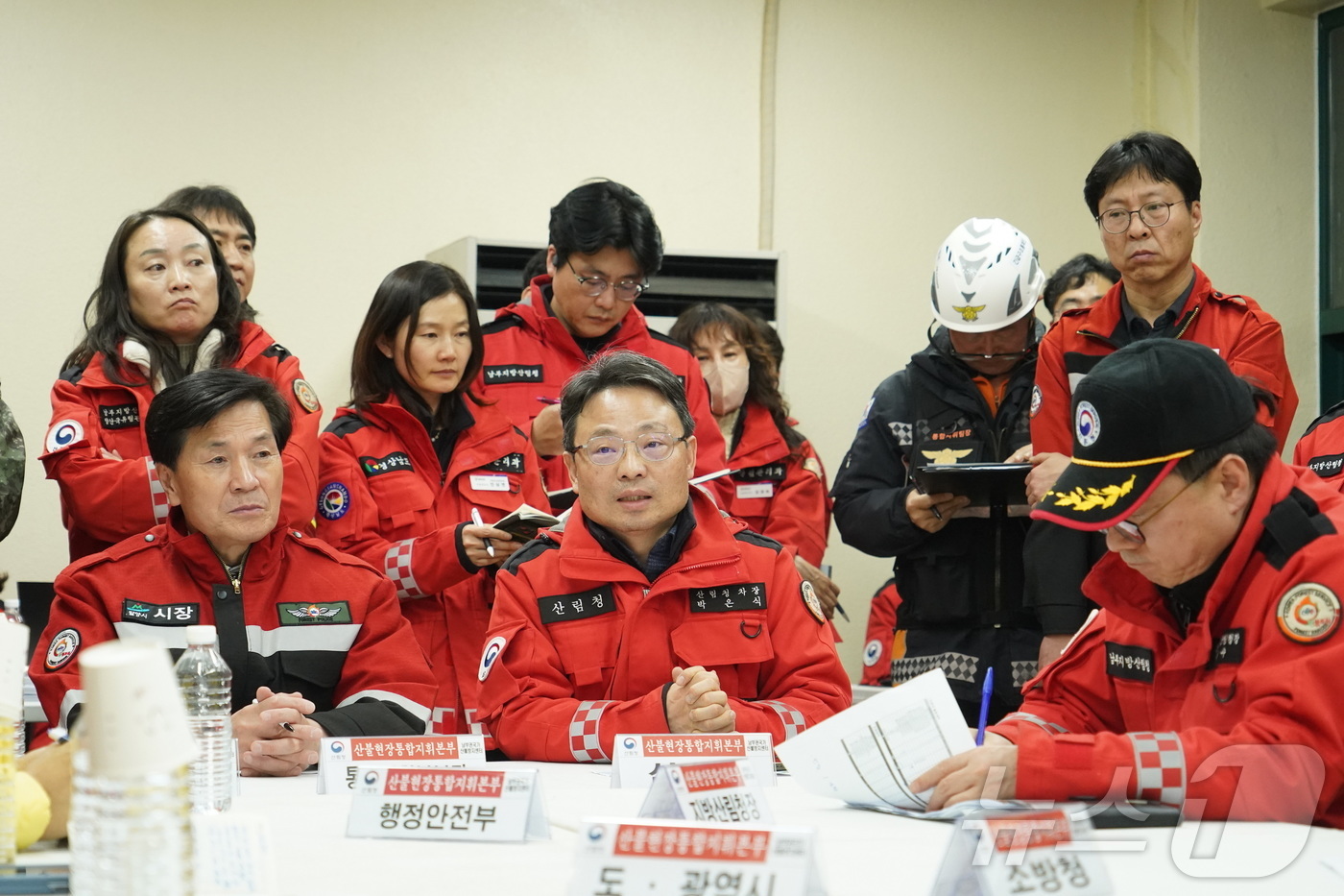 (대전=뉴스1) 이동원 기자 = 박은식 산림청장 직무대리는 23일 오후 경상남도 밀양시에서 발생한 산불 현장을 찾아 산불 확산 차단과 민간 피해 예방을 위한 선제적 대응 방안을 점 …