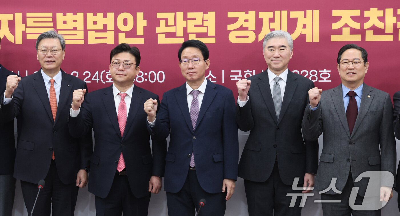 본문 이미지 - 김상훈 대미투자특별법처리를위한특별위원회 위원장이 24일 서울 여의도 국회에서 열린 국민의힘 대미투자특별법안 관련 경제계 조찬간담회에서 참석자들과 기념 촬영을 하고 있다. 2026.2.24 ⓒ 뉴스1 신웅수 기자