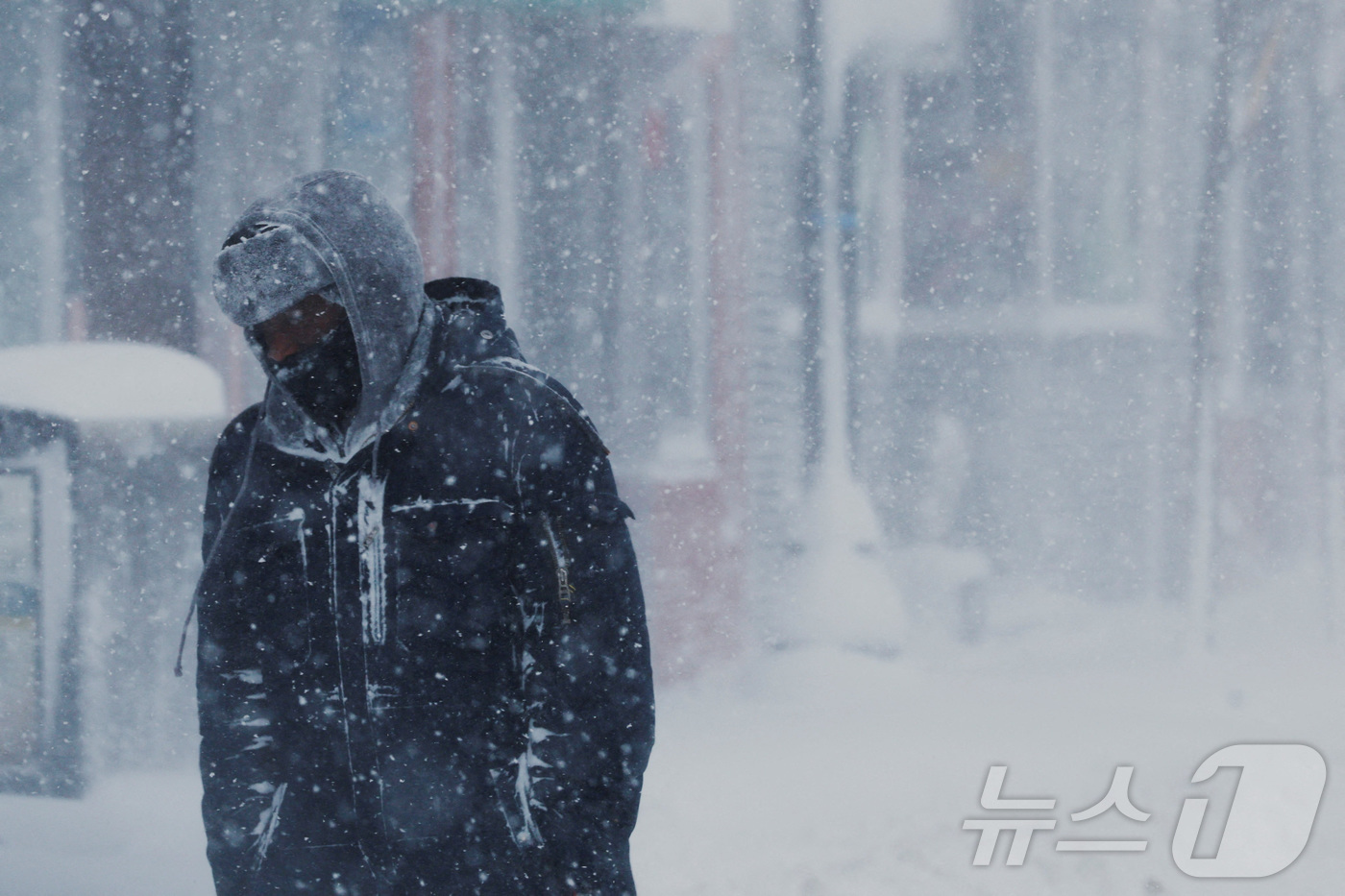 (서머빌 로이터=뉴스1) 최종일 선임기자 = 23일(현지시간) 미국 매사추세츠주 서머빌에서 한 보행자가 겨울 눈폭풍(블리자드) 속을 뚫고 눈길을 걸어가고 있다. 2026.02.23 …