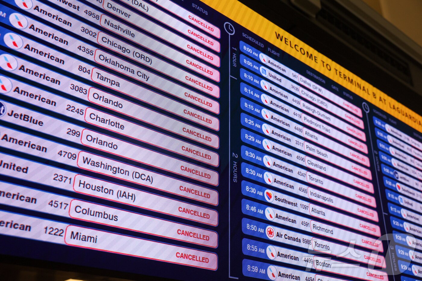 본문 이미지 - 미국 뉴욕 라과디아 공항에서 23일(현지시간) 겨울 폭풍으로 취소된 항공편. 2026.2.23 ⓒ 로이터=뉴스1