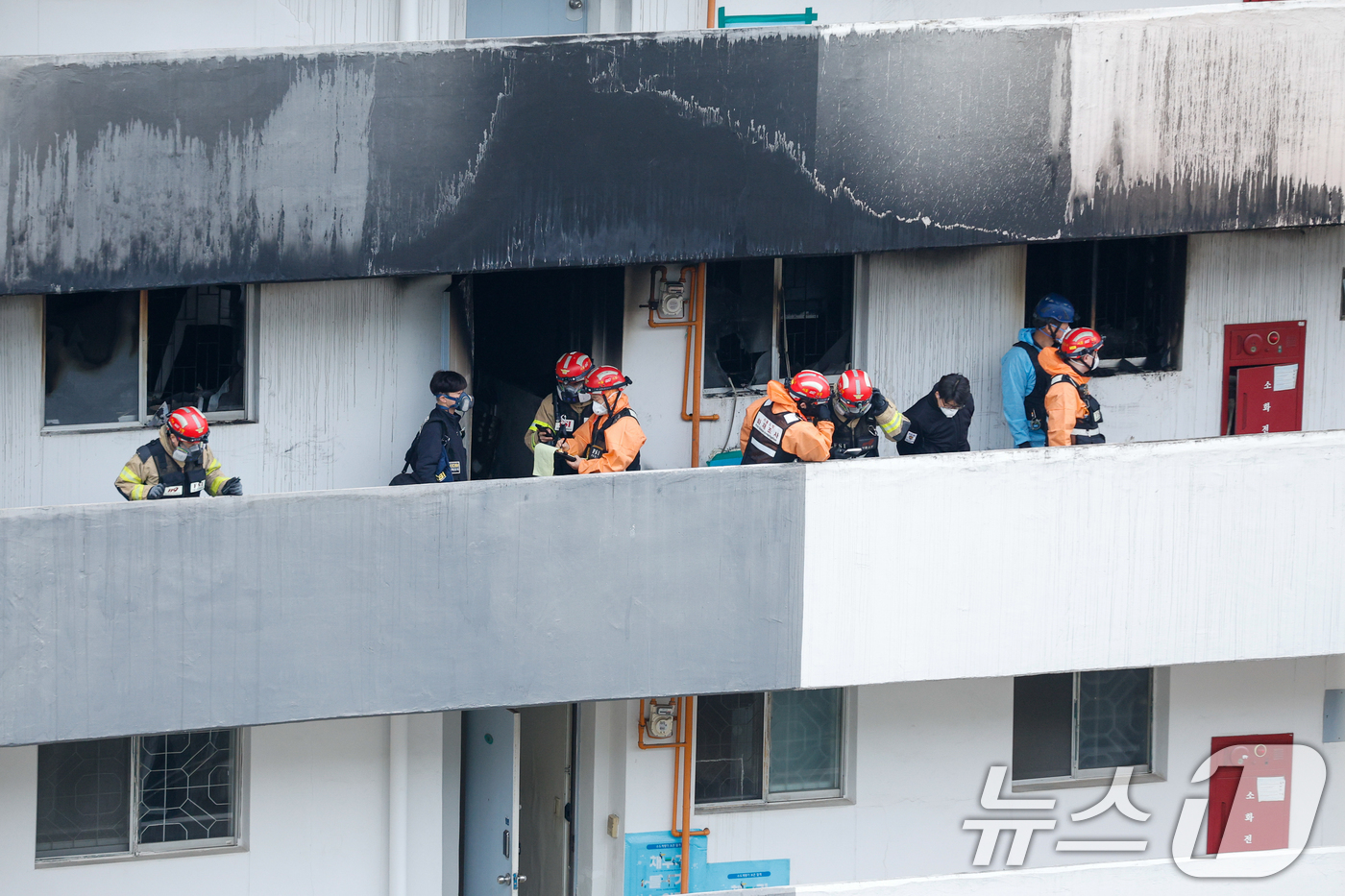 (서울=뉴스1) 안은나 기자 = 24일 오전 서울 강남구 은마아파트에서 경찰, 소방 관계자들이 화재 원인 조사를 위해 합동 감식을 하고 있다.소방당국에 따르면 이날 오전 6시 18 …