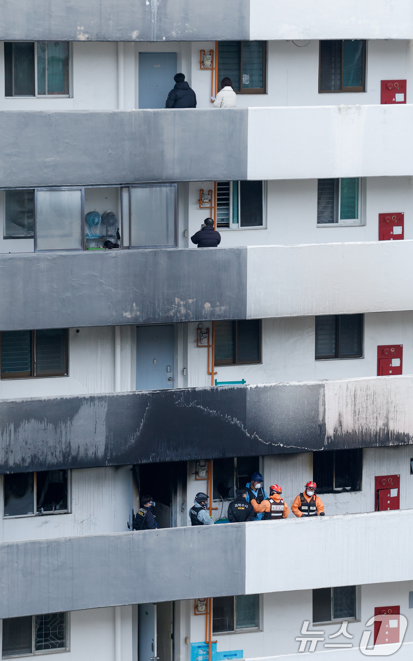 (서울=뉴스1) 안은나 기자 = 24일 오전 서울 강남구 은마아파트에서 경찰, 소방 관계자들이 화재 원인 조사를 위해 합동 감식을 하고 있다.소방당국에 따르면 이날 오전 6시 18 …