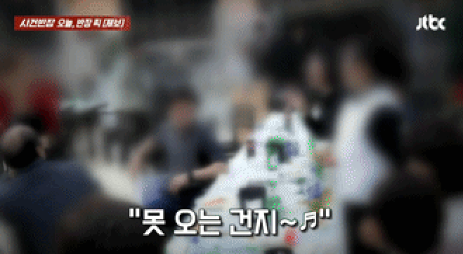 "속치마 입어서 다행"…공연 중 연주자 옷 두 번이나 들춘 '진상남'[영상]