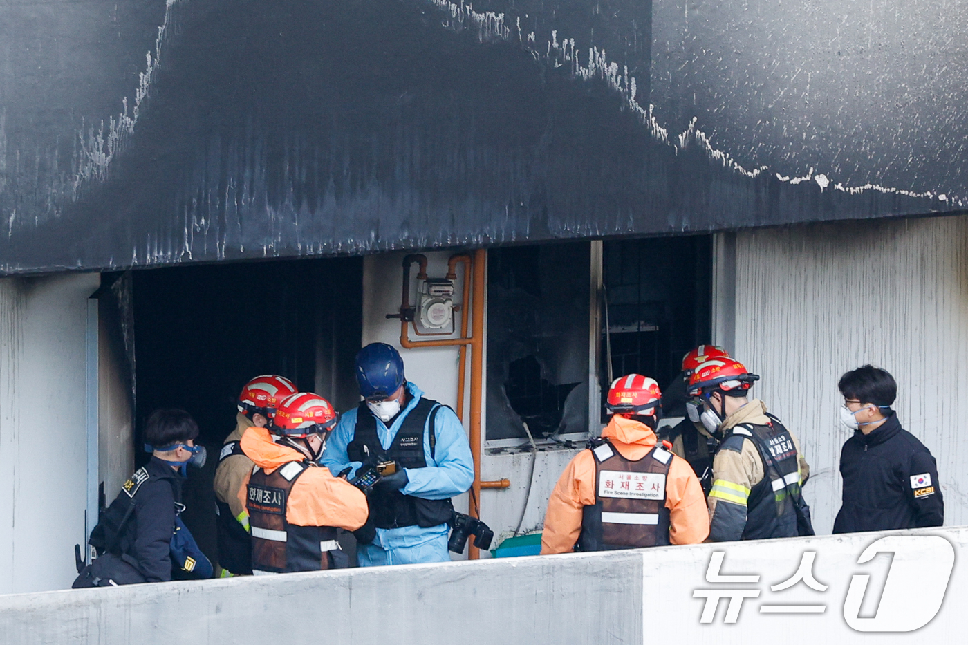 (서울=뉴스1) 안은나 기자 = 24일 오전 서울 강남구 은마아파트에서 경찰, 소방 관계자들이 화재 원인 조사를 위해 합동 감식을 하고 있다.소방당국에 따르면 이날 오전 6시 18 …