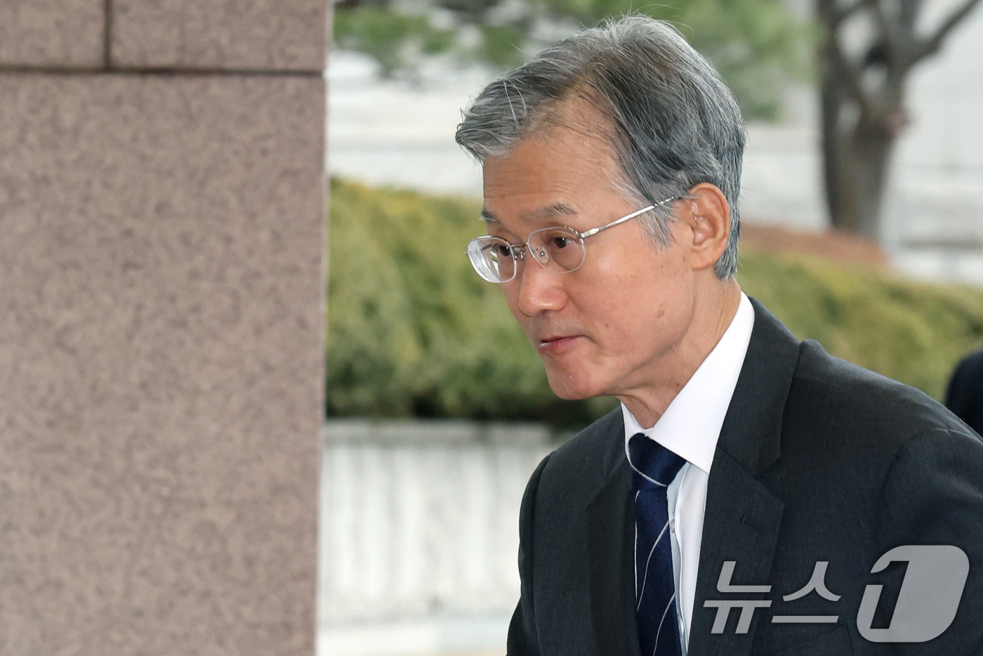 (서울=뉴스1) 황기선 기자 = 조희대 대법원장이 24일 오전 서울 서초구 대법원으로 출근하고 있다. 2026.2.24/뉴스1