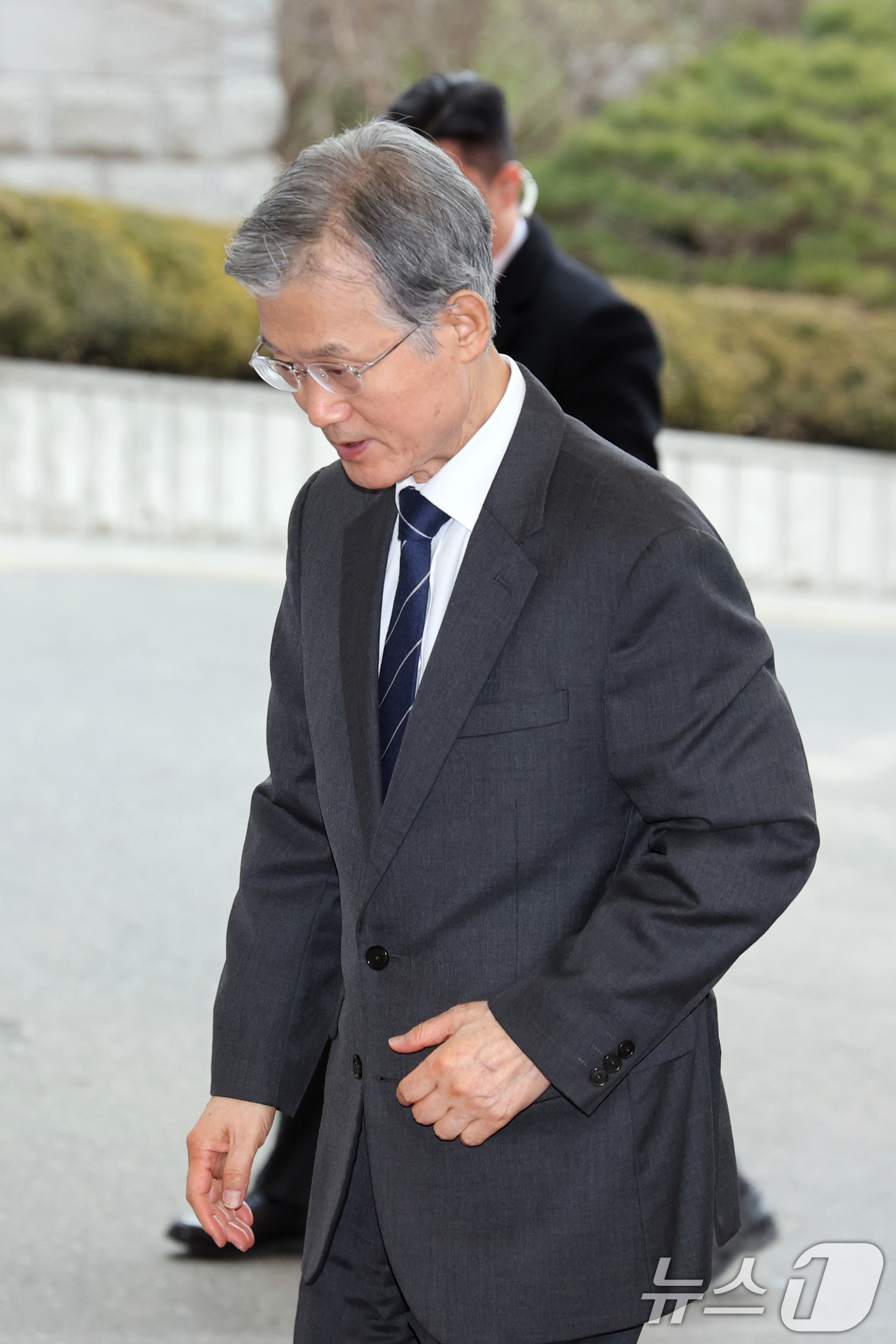 (서울=뉴스1) 황기선 기자 = 조희대 대법원장이 24일 오전 서울 서초구 대법원으로 출근하고 있다. 2026.2.24/뉴스1