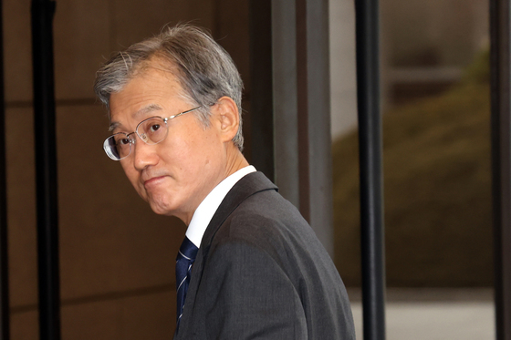 출근하는 조희대 대법원장